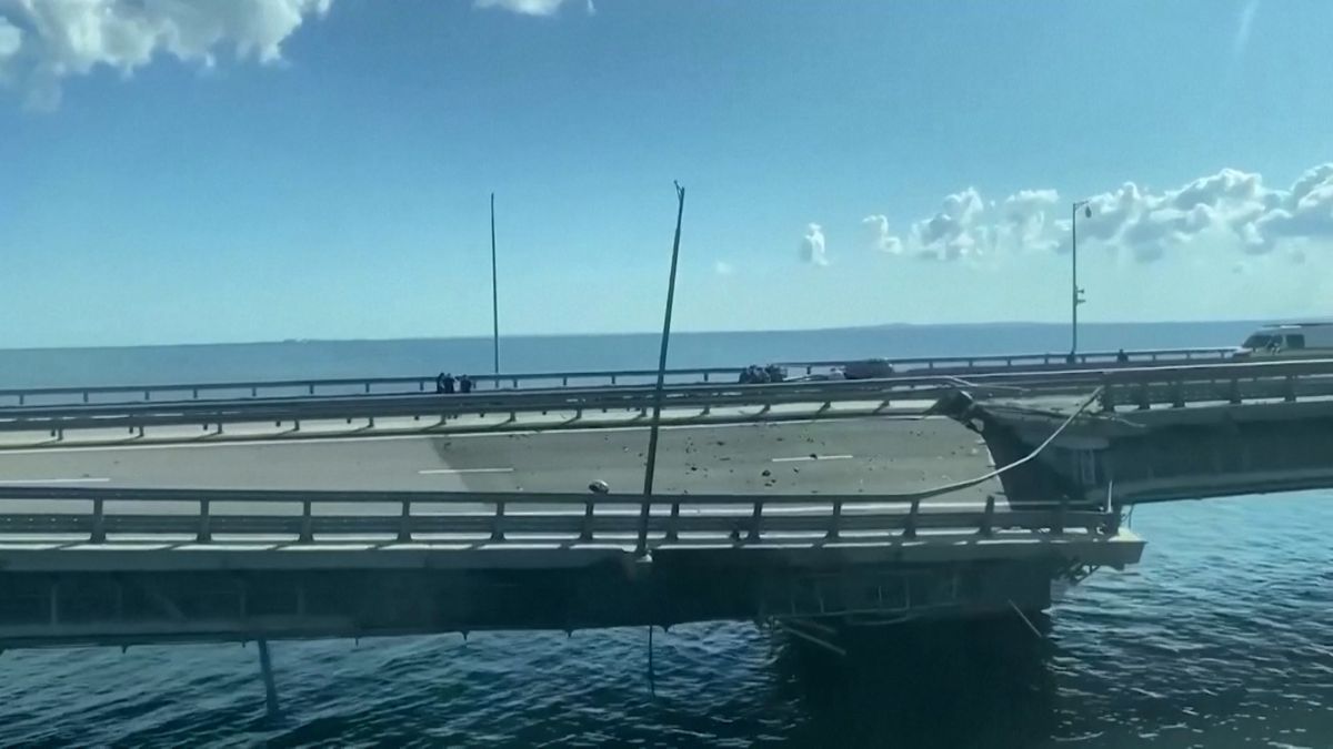 Kerčský most je po útoku vodních dronů vážně poškozen